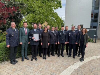 Bild, von links: Kreisbrandrat Holger Strunk und Landrat Florian Töpper bestellten Andreas Schraut zum neuen Kreisbrandinspektor (hier mit Ehefrau Silvia), dazu gratulierten weitere Mitglieder der Kreisbrandinspektion sowie (von rechts) Abteilungsleiterin Sonja Weidinger und die zwei weiteren Kreisbrandinspektoren Florian Zippel und Alexander Bönig. Simon Scheuring (Vierter von links) wurde zudem zum Kreisbrandmeister in der Atemschutzausbildung ernannt. Foto: Andreas Lösch/Landratsamt Schweinfurt