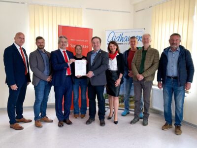 Das Foto (© Christine Fesel, Bürgerbüro Aidhausen) zeigt von links nach rechts: Stiftungsberater Erich Kuhn, 2. Bürgermeister Thomas Wagenhäuser, Vor- standsvorsitzenden Peter Schleich, Andrea Meub (Stiftungsrat), 1. Bürgermeis- ter Dieter Möhring, Stiftungsberaterin Manuela Ledermann, Bernd Kötting, Al- bin Hepp und Wolfgang Hochrein (alle Stiftungsrat)