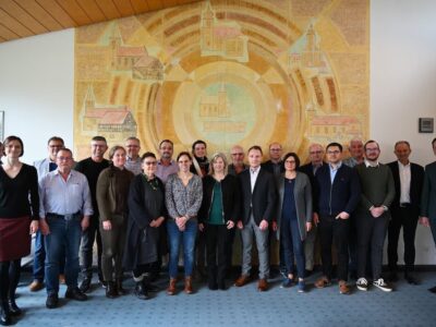 Im Bild: Erster Bürgermeister Horst Herbert (2. von rechts) freute sich zusammen mit Gemeinderatsmitgliedern und Mitarbeitenden aus der Verwaltung beim Gemeindedialog in Kolitzheim Landrat Florian Töpper (1. von rechts) und Verantwortliche aus den Fachbereichen des Landratsamtes begrüßen zu dürfen. Foto: Marina Zehner/Gemeinde Kolitzheim