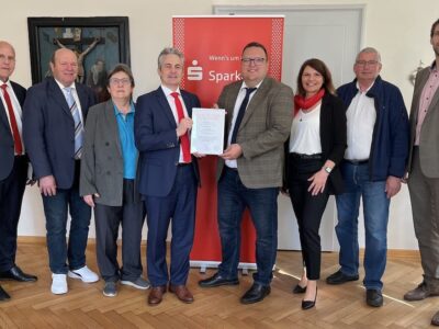 Das Foto (© Carmen Schindler, Stadt Hofheim) zeigt von links nach rechts: Erich Kuhn (Stiftungsberater), Reinhold Giebfried, Julitta Ott (beide Stiftungsrat), Vorstandsvorsitzenden Peter Schleich, Bürgermeister Alexander Bergmann, Manuela Ledermann (Stiftungsberaterin), Siegfried Burger (Stiftungsrat) und Geschäftsleiter Andreas Dellert