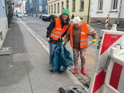 Helene Zirkelbach von Quartiersleben und zweite Bürgermeisterin Sorya Lippert gingen mit gutem Beispiel voran. Foto: Colette Brooks