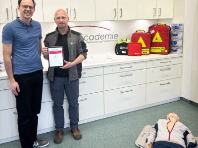 Im Bild v.l.n.r.: Martin Reder (Leo Academie) und Michael Brennecke (Skillqube); Foto: Markus Redelberger