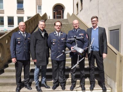 Im Bild von links: Stadtbrandrat Frank Limbach, Oberbürgermeister Sebastian Remelé, Florian Körblein, stellvertretender Kommandant, Christian Link, Leiter der Unterstützungsgruppe Örtliche Einsatzleitung und Ordnungsreferent Jan von Lackum Foto: Stadt Schweinfurt, Kristina Dietz