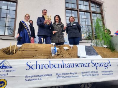 Von links: Schrobenhausener Spargelkönigin Natalie Fluhr, Ministerpräsident Markus Söder, Landwirtschaftsministerin Michaela Kaniber, Miriam Adel, die Vorsitzende des Spargelerzeugerverbandes Südbayern. Foto: BBV