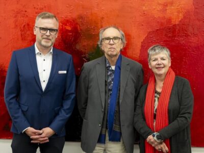 Das Foto (© Thomas Stadler) zeigt von links nach rechts: Thomas Engert (Sparkasse), Künstler Joachim Kersten, Kuratorin Andrea Brandl