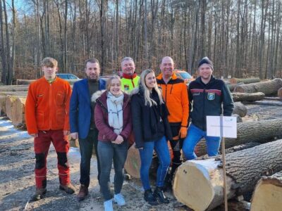 Das Foto zeigt bei der Submission von Wertholzstämmen von links Nino Puhalo, Bürgermeister Stefan Rottmann, Lena Schmitt (Kämmerei Schonungen), Forsttechniker Thomas Helmschrott, Kämmerin Milena Hammer, Georg Räth und Revierförster Lukas Haftner.