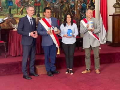 Im Bild (v. l. n. r.): Oberbürgermeister Sebastian Remelé, Bürgermeister Johnny Torres Terzo, Frau des Bürgermeisters Gabriela Lema, Lic. Cesar Mentasti Padilla (Gemeinde-/Stadtrat) Foto: Claudia de Ullrich