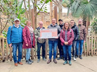 Spendenübergabe im Elefantenhaus des Zoo Dresden, v.l.: Peter Stößel (Beisitzer Freunde des Wildparks), Sabine Engert (Beisitzerin Freunde des Wildparks), Ralf Leidel (1. Vorsitzender Zoofreunde Dresden), Florian Dittert (1. Vorsitzender Freunde des Wildparks), Maurice Breitkopf (stellv. Vorsitzender Freunde des Wildparks), Ursula Lehfer (stellv. Vorsitzende Freunde des Wildparks), Marius Ludwig (Beisitzer Freunde des Wildparks), Torsten Ott (Schatzmeister Freunde des Wildparks) Bildrechte: Kristin Dittert