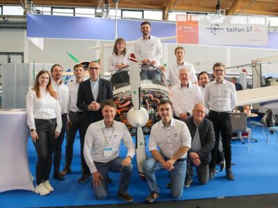 Gruppenfoto des Taifun-Team der THWS um Prof. Dr. Johannes Paulus (4. v. l.) (Foto: THWS/Roland Oppelt)