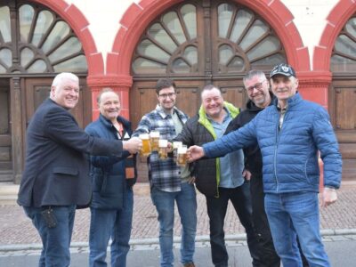 Am Samstag, 20. April, steigt das 6. Genussfestival rund ums heimische Bier auf dem Marktplatz in Ebern; bei schlechtem Wetter in der Rathaushalle. Auf viele Besucher freuen sich (von links): Bürgermeister Jürgen Hennemann sowie die Vertreter der Brauereien Gunther Hartleb, Max Göller, Helmut Bayer und die Kommunenbrauer Stefan Heinisch und Berthold Geuß aus Dörflis. Auf dem Bild fehlen die Brauerei Raab und die Kommunenbrauer aus Brünn. Foto: Moni Göhr/Landratsamt Haßberge