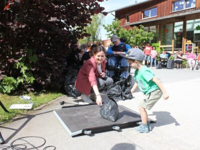 Fleißiger Helfer: Venjamin Polishchuk bringt den Müll, den die Regenbogengruppe der schulvorbereitenden Einrichtung der Schule am Bach während der Projektwoche gesammelt hat, zu Sonderschullehrerin Julia Grünbauer, um ihn wiegen zu lassen.