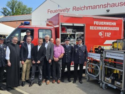 Das Foto zeigt von links Ehrenkreisbrandinspektor Peter Höhn, Pfarrer Kai Söder, Bürgermeister Stefan Rottmann, Kommandant Marco Walter, Pfarrer Andreas Duft, Stellv. Landrat Thomas Vizl, Gemeinderat Andre Merz, 3. Bürgermeister Bernd Götzendörfer, Kreisbrandmeister Thomas Eberl und Kreisbrandrat Holger Strunk.