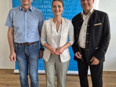 Foto (Quelle: StMGP) zeigt von links Dr. Hans-Peter Hubmann (BAV-Vorsitzender), Staatsministerin Judith Gerlach, Thomas Benkert (Kammerpräsident)