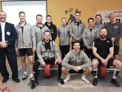 Teams des AC 82 Schweinfurt III sowie des AC 82 Schweinfurt II Vorne: Peter Michel, John Steger, Johannes Reusch Hinten: Christian Gareis (Kampfrichter), Rainer Klement, Yannick Müller, Leonardo Martach, Elina Wagner, Jonas Weiß, Vanessa Karch, Luisa Auernheimer, Uwe Dalibor. Foto von Ulrike Zehner