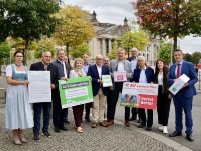 Übergaben im Bundestag 24.000 Unterschriften gegen das geplante Tierschutzgesetz: BBV-Präsident Günther Felßner (5. v. r.), DBV-Generalsekretär Bernhard Krüsken (4. v. r.) mit Vertreterinnen und Vertretern von DBV und BBV. Bild: Deutscher Bauernverband (DBV)