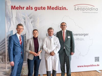 Eröffnung Akutgeriatrie (21): Oberbürgermeister Sebastian Remelé, Judith Gerlach (bayerische Staatsministerin für Pflege, Gesundheit und Prävention), gratulierten dem Leopoldina-Krankenhaus vertreten durch Chefarzt Prof. Dr. René Handschu und Geschäftsführer Jürgen Winter zur Eröffnung der Akutgeriatrie. Foto: Marc Hanson