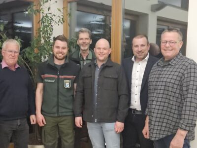 Das Foto zeigt von links 3. Bürgermeister Bernd Götzendörfer, Revierförster Jonas Weigand, Forstdirektor Stephan Thierfelder, der scheidende Revierförster Lukas Haftner, Bürgermeister Stefan Rottmann und 2. Bürgermeister Jürgen Geist. (Foto Milena Hammer)