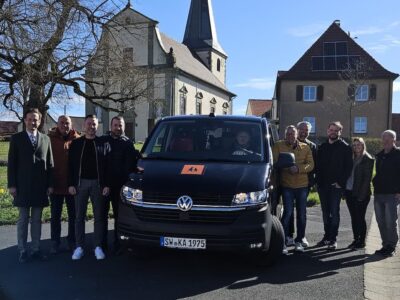Das Foto zeigt von links: Landrat Florian Töpper, Gemeinderat Alexander Nicklaus, Gerald Ott (OCV Löffelsterz), Bürgermeister Stefan Rottmann, am Lenkrad Elke Garmatsch, 2. Bürgermeister Jürgen Geist, die Gemeinderäte Alexander Geyer und Sebastian Lösch, sowie Kämmerin Milena Hammer und 3. Bürgermeister Bernd Götzendörfer. Foto Ulrike Mantel