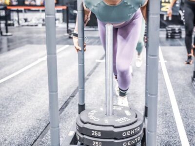 Foto: Valentina Groha. Das Foto zeigt Valentina Groha am Schlitten, die sich zusammen mit ihrer Sportpartnerin für die WM in Nizza qualifiziert hat.