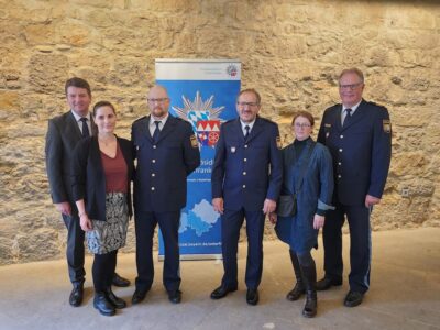 v. l. n. r.: Staatssekretär Sandro Kirchner, Polizeioberrat Jan Schubert mit Lebensgefährtin, Polizeioberrat Marco Di Blasio mit Ehefrau, Polizeipräsident Detlev Tolle; Foto: Jürgen Pfau