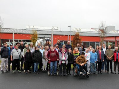 Bringen es zusammen auf 725 Arbeitsjahre: Die Sennfelder Werkstatt der Lebenshilfe Schweinfurt ehrt 37 Jubilare mit und ohne Behinderung für ihre 10-, 20-, 30-, 40- und 45-jährige Betriebszugehörigkeit. Foto: Reto Glemser