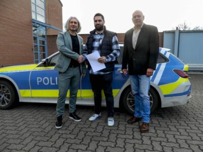 Erster Kriminalhauptkommissar Reiner Rügamer, Max Rosenberger sowie Kriminalhauptkommissar Claus Witt bei der Übergabe des Dankschreibens und des Tankgutscheins. (v.l.n.r.). Foto: Polizei Unterfranken