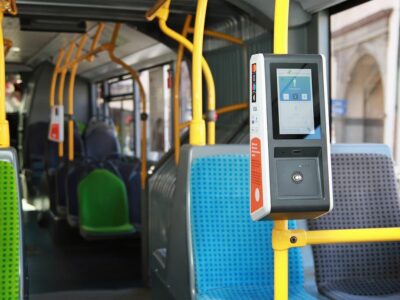 SWeasy-Validator (Terminal) im Fahrgastraum in verschiedenen Türbereichen, Stefan Saffert, Stadtwerke Schweinfurt GmbH