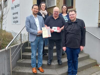 (Foto: Maximilian Borst): Ausgezeichnet: Seit knapp zwei Jahren beschäftigt Dieter Krückel (3. v. l.) im Rahmen von „Mensch inklusive“ der Lebenshilfe Schweinfurt Nikolai Sudermann (r.) in seinem Betrieb. Dafür ist er von Sebastian Hauck, Wernecks Bürgermeister, Eva Lieb (2. v. l.), Leiterin von „Mensch inklusive“, und Kerstin Gerhard, Inklusionsbegleiterin von „Mensch inklusive“, mit einem Qualitätssiegel und einer Urkunde geehrt worden.