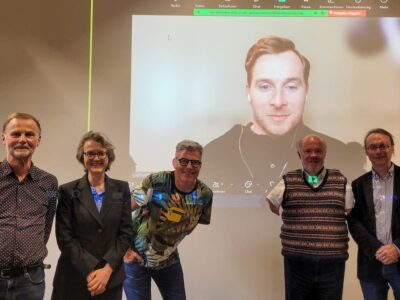V. li.: Gerd Hartmann, Prof. Dr. Susanne Hartwig, Martin Fromme, Niko von Glasow und Prof. Dr. Dieter Kulke. Im Hintergrund zugeschaltet: Samuel Koch (Foto: Passauer Neue Presse/Julia Mondry)