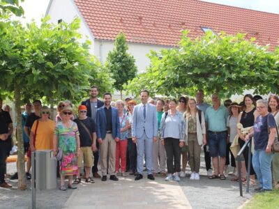 Die Teilnehmenden der Busexkursion um Landrat Florian Töpper zu Beginn in Gochsheim mit Erstem Bürgermeister Manuel Kneuer.