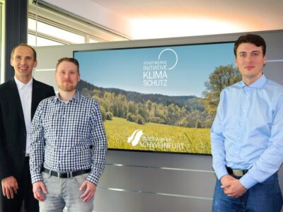 im Bild (v. l. n. r.): Andreas Göb, Prokurist und Bereichsleiter Technik; Maximilian Frauenhofer, Projektmanager; Roman Eslinger, stellv. Abteilungsleiter Asset- und Regulierungsmanagement Bildquelle: Stadtwerke Schweinfurt GmbH, Stefan Saffert