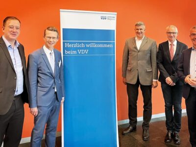 im Bild (v. l. n. r.): Dr. Robert Frank, Vorsitzender VDV Bayern; Sebastian Remelé, Oberbürgermeister Stadt Schweinfurt; Thomas Kästner, Geschäftsführer Stadtwerke Schweinfurt GmbH; Norbert Steiche, Bayerischer Rundfunk; Burkhard Hüttl, Geschäftführer VDV Bayern Bildquelle: VDV Bayern