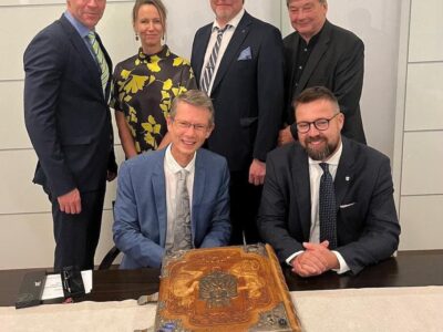 Im Bild (hinten v.l.n.r.): Pasi Kivisaari/Vorsitzender des Stadtrats von Seinäjoki, Eija Pienimäki/Personaldirektorin, Kimmo Heinonen, Erkki Valtamäki, Oberbürgermeister Sebastian Remelé und der Stadtdirektor von Seinäjoki Jaakko Kiiskilä beim Eintrag in das Goldene Buch Bild: Monika Remelé