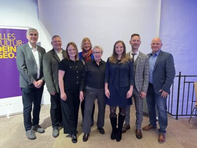 Freude über eine Erfolgsgeschichte: Der vhs Verbund Volkach I Gerolzhofen feiert fünfjähriges Bestehen. Unser Foto zeigt v.l.: stellv. Landrat Thomas Vizl, Volkachs 1. Bürgermeister Heiko Bäuerlein, Sigrid Klemenz (vhs Volkach), Renate Knaut (vhs Rhön-Grabfeld), Susanne Holst-Steppat (Leiterin vhs Volkach), Cornelia Kröber (Leitung vhs Gerolzhofen), 1. Bürgermeister Thorsten Wozinak (Gerolzhofen) und Oliver Kundler (Bayr. vhs-Verband). Foto: Katja Eden