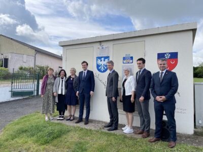 Im Bild (v.l.n.r.): Maria Fitzmaurice (Präsidentin des Partnerschaftskomitees von Arklow Ireland), Maria del Mar Romero Aguilar (Bürgermeister von Marchena, Spain), Martine Provost (Vorsitzende des Partnerschaftskomitees Châteaudun), Fabien Verdier (Bürgermeister von Châteaudun), Oberbürgermeister Sebastian Remelé, Meta Vogel-Jehli (Vorsitzende des Freundeskreises Châteaudun e. V.), Kevin Poveda (Vizepräfekt von Châteaudun), Tomas Opatrny (Bürgermeister von Kromeriz Tchequie) Bild: Gilles Provost