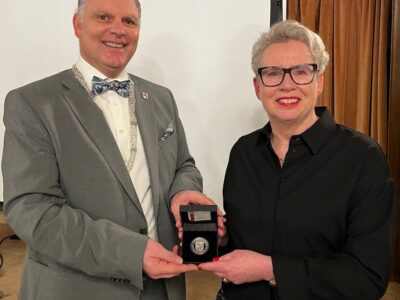 Volkachs 1. Bürgermeister Heiko Bäuerlein verabschiedete in einer Feierstunde die langjährige Leiterin der vhs, Susanne Holst-Steppat, mit der Überreichung der silbernen Stadtplakette für besondere Verdienste in den Ruhestand. Foto: Katja Eden