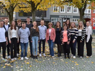 Im Bild, von links: Felix Reinwald, Eugen Melser, Rebecca Weber, Raphael Wigand, Moritz Albert, Julian Reuß, Laura Schöller, Fabian Kamm (Ausbildungsbeauftragter), stellv. Landrätin Bettina Bärmann, Laura Unsleber (Ausbildungsbeauftragte), Jessica Schillinger, Joy Reichert, Sara Weigand, Sophia Stark und Alisa Dütsch. Foto: Melina Bosbach/Landratsamt Schweinfurt