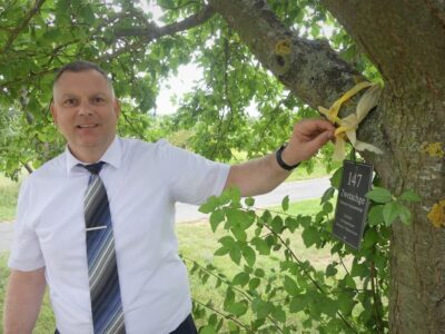 Die Aktion Gelbes Band: Jeder, der möchte, kann kostenfrei Obst ernten. Dies gilt jedoch ausschließlich für Obstbäume, die mit einem gelben Band markiert sind. Unser Foto zeigt Volkachs Ersten Bürgermeister Heiko Bäuerlein bei der Markierung städtischer Obstbäume. Foto: Katja Eden