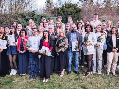 Die glücklichen Absolventinnen und Absolventen der Berufsfachschule für Pflege. Foto: Christian Kirchner