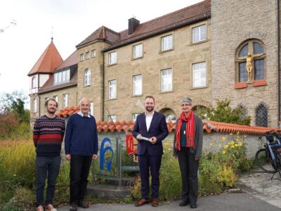 Vor dem Antonia-Werr-Zentrum v.l.n.r.: Gregor Schaumann, Dr. Hermann Schweiger, MdB Markus Hümpfer, Beate Krug Fotograf: Benno Schwab