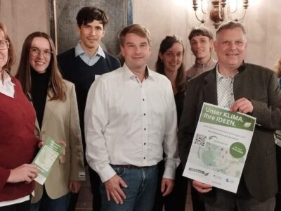 Eine gelungene Klimaschutzkonzept-Auftaktveranstaltung im Volkacher Schelfenhaus. Über erste Ergebnisse freuen sich v.l. Bürgermeisterin Sibylle Säger, Klimaschutzmanagerin Ronja Königer, Prof. Dr. Heiko Paeth, Bürgermeister Heiko Bäuerlein und Bürgermeisterin Elisabeth Drescher. Hintere Reihe B.A.U.M. Consult GmbH mit Joshua Dietz, Luisa Rau und Annette Timmermann. Foto: Theresa Ott