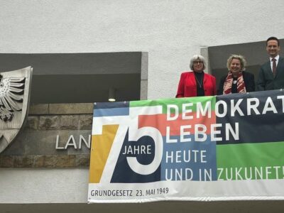 Im Bild, von links: Ute Suckfüll (Gleichstellungsbeauftragte des Landkreises Schweinfurt), Susanne Selbert und Landrat Florian Töpper. Foto: Verena Markert
