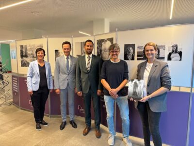 Im Bild, von links: Anja Lehmeyer (GesundheitsregionPlus Stadt und Landkreis Schweinfurt), Landrat Florian Töpper, Wernecks Bürgermeister Sebastian Hauck, Dr. Mathias Krockenberger und Janina Scheblein (GesundheitsregionPlus Stadt und Landkreis Schweinfurt). Foto: Andreas Lösch/Landratsamt Schweinfurt