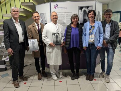 Im Bild, von links: Thomas Vizl (stellv. Landrat), Thorsten Wozniak (Bürgermeister Gerolzhofen), Dr. Michael Dietrich (ärztl. Direktor Geomed Klinik), Ursel Wirz (Geschäftsführerin BRCA-Netzwerk), Anja Lehmeyer (GesundheitsregionPlus Stadt und Landkreis Schweinfurt) und Dr. Mathias Krockenberger. Foto: Anja Lehmeyer