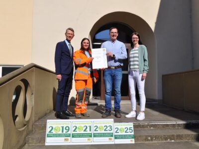 Im Foto (v.l.n.r.): Oberbürgermeister Sebastian Remelé, Auszubildende zur Gärtnerin im Garten- und Landschaftsbau (3. Ausbildungsjahr) Isabel Stühler, Ausbilder für Garten- und Landschaftsbau Florian Keßler vom Servicebetrieb Bau & Stadtgrün, Ausbildungsleitung Stephanie Link Foto: Samira Gräf, Stadt Schweinfurt