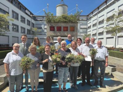 Im Bild, von links: Vordere Reihe: BRK-Kreisverbandsvorsitzende Helga Fleischer, Karin Nägele, Ulrike Preller, Claudia Kober, Ruth Tellert-Weigand, Richard Köth und BRK-Ehrenkreisbereitschaftsleiter Friedel Tellert. Hintere Reihe: Landrat Florian Töpper, Gabriele Pfister, Ramona Dienstbier, Günter Schneider, Martin Bätz, stv. BRK-Kreisgeschäftsführerin Gabi Siegmund und BRK-Kreisbereitschaftsleiter Uwe Hand. Nicht anwesend: Christopher Hußlein, Manuel Pfister, Werner Pfister, Monika Kaufmann und Renate Stettner. Foto: Andreas Lösch/LRASW