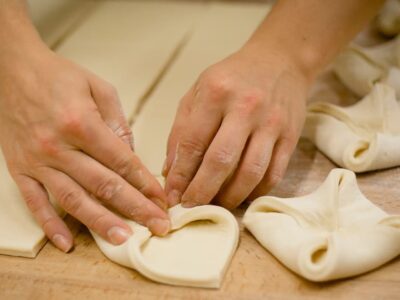 Backen lernen lohnt sich: Bäckerei-Azubis haben deutlich mehr Geld im Portemonnaie. „Damit wird die Ausbildung am Backofen und Verkaufstresen in Bäckereien deutlich attraktiver“, so die Bäcker- Gewerkschaft NGG Unterfranken.