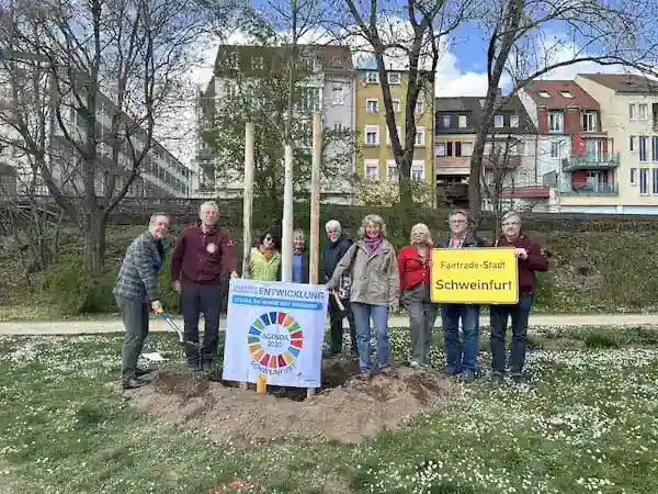 Im Bild von links nach rechts: Jochen Keßler-Rosa, Manfred Röder, Lizzy Krempl, Renate Schuler, Dr. Erich Ruppert, Angela Merz, Sorya Lippert, Roland Merz, Richard Lindner Foto: Andrea Schmidt, Lokale Agenda