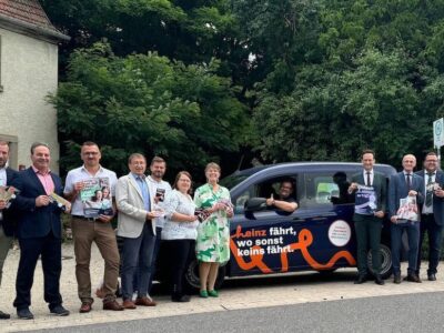 Zum bevorstehenden „callheinz“-Start im Norden des Landkreises Schweinfurt sowie in Teilen des Landkreises Haßberge trafen sich (von rechts) in Mailes (Marktgemeinde Stadtlauringen) Alexander Bergmann (Bürgermeister Hofheim), Wilhelm Schneider (Landrat Landkreis Haßberge), Florian Töpper (Landrat Landkreis Schweinfurt), Michael Graber (Nahverkehrsbeauftragter für Stadt und Landkreis Schweinfurt), Susanne Lutz (Nahverkehrsbeauftragte des Landkreises Haßberge), Karin Graf (Sachgebiet ÖPNV am Landratsamt Haßberge), Thomas Wagenhäuser (Aidhausen), Friedel Heckenlauer (Bürgermeister Stadtlauringen), Bernd Fischer (Bürgermeister Riedbach), Dieter Möhring (Bürgermeister Aidhausen), Stefan Rottmann (Bürgermeister Schonungen) und Johannes Grebner (Bürgermeister Üchtelhausen). Foto: Andreas Lösch/Landratsamt Schweinfurt