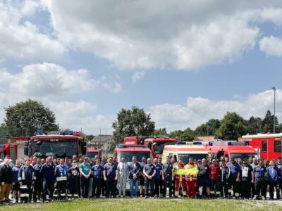 Das von Alexander Bönig und Frank Limbach angeführte Hilfskontingent mit Rettungskräften aus Stadt und Landkreis Schweinfurt kehrte am 4. Juni nach erfolgreicher Arbeit aus dem Katastrophengebiet in Schwaben zurück. In Werneck wurden sie von Landrat Florian Töpper und Peter Hoffmann (Stadt Schweinfurt) in Empfang genommen. Foto: Andreas Lösch/Landratsamt Schweinfurt